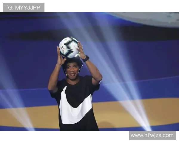 超级足球明星化身普通路人挑战街头足球技艺引发热议与欢笑