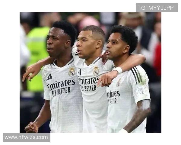 足球明星与媒体记者亲密合影展现友好关系与职业合作精神