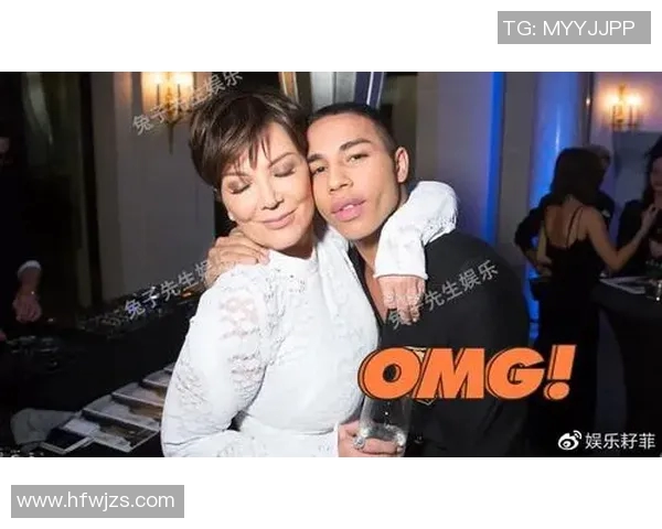 足球明星与爱妻甜蜜互动展现幸福生活引发网友热议