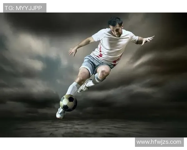 足球明星在赛场上的滑行瞬间高清图片展示与解析