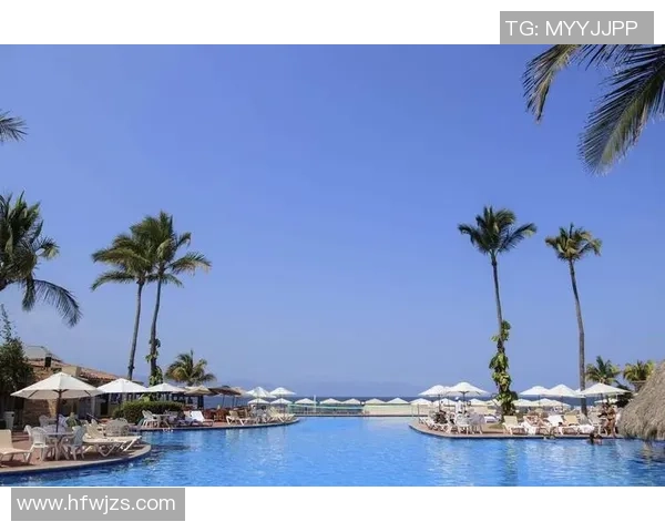 足球明星女友在海滩度假晒美照展现迷人身姿引发热议