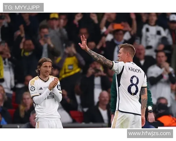 足球明星手环克罗斯的传奇故事与球场背后的感人瞬间