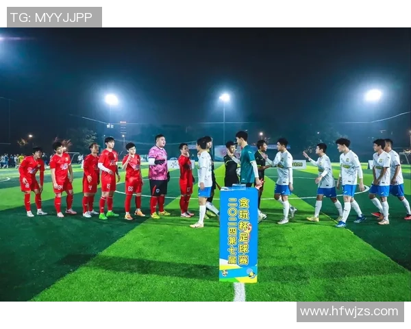 足球明星比心瞬间展现温暖与激情的完美结合，感受他们的爱与支持