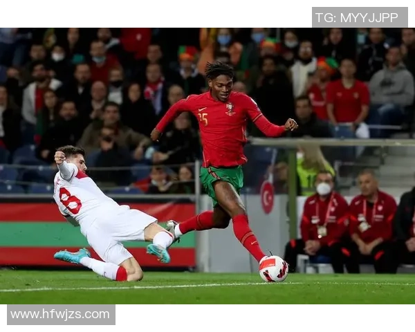 足球明星直播意外手滑引发网友热议瞬间成网络热点事件